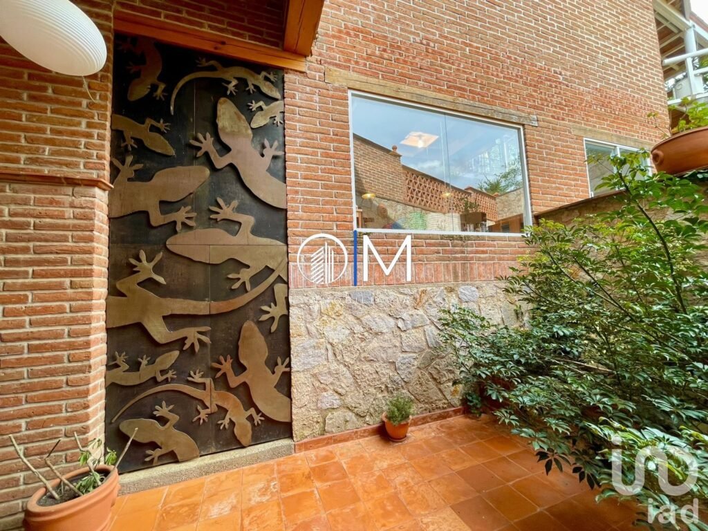 Casa de artista en Santa Rosa con amplios espacios y vista ESPECTACULAR