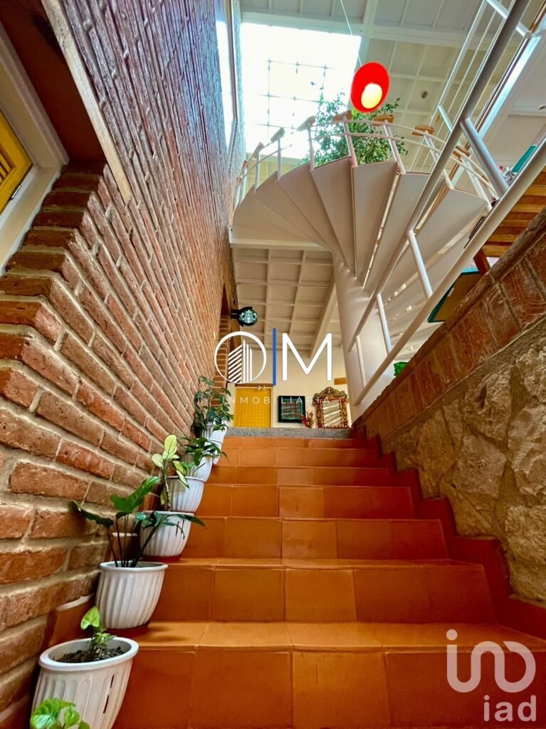 Casa de artista en Santa Rosa con amplios espacios y vista ESPECTACULAR