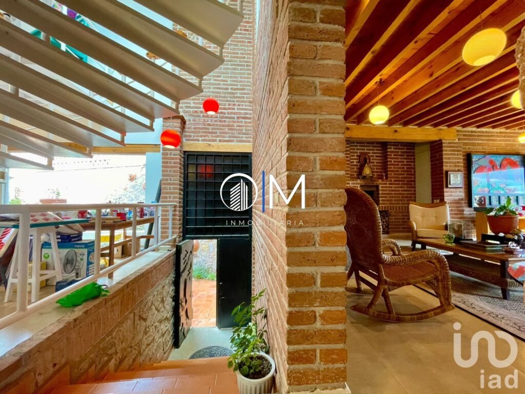 Casa de artista en Santa Rosa con amplios espacios y vista ESPECTACULAR