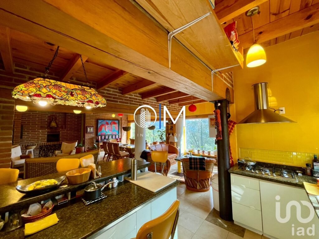 Casa de artista en Santa Rosa con amplios espacios y vista ESPECTACULAR