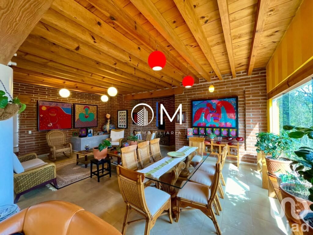 Casa de artista en Santa Rosa con amplios espacios y vista ESPECTACULAR