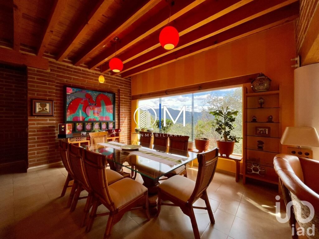 Casa de artista en Santa Rosa con amplios espacios y vista ESPECTACULAR