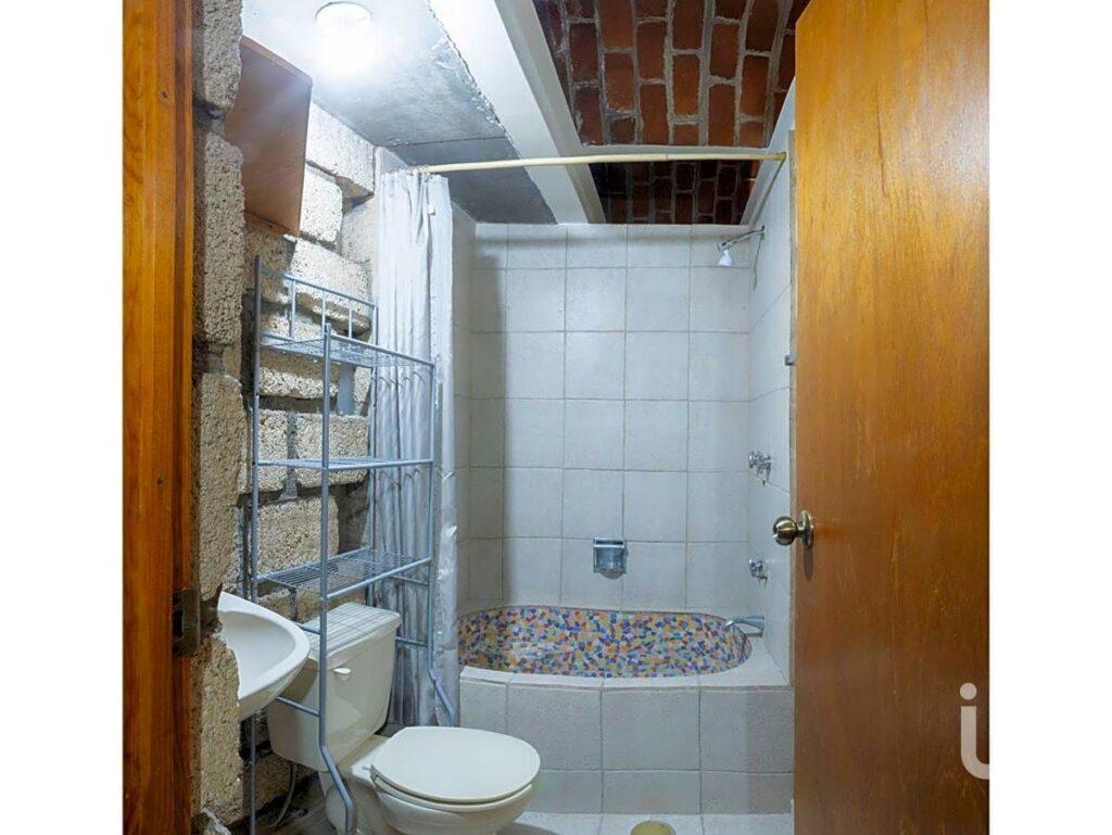 Casa en venta en Santa María Tepepan, atrás del club Hípico.