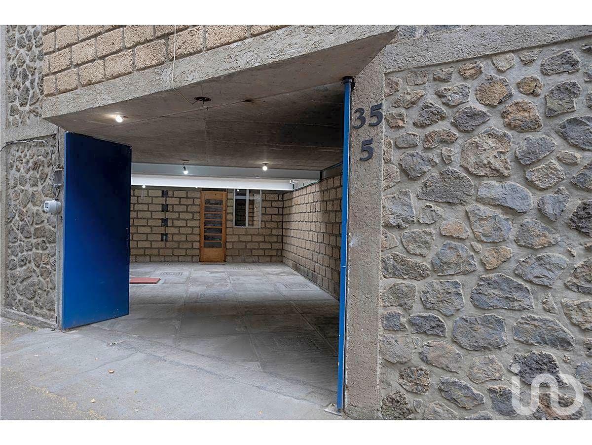 Casa en venta en Santa María Tepepan, atrás del club Hípico.