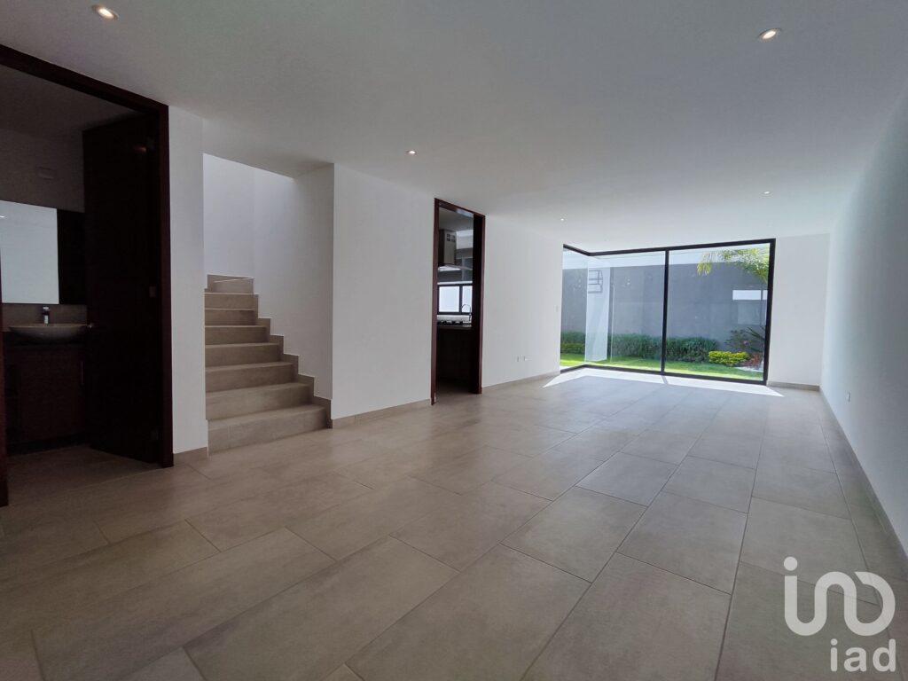 Casa Moderna en Fraccionamiento Cerrado con Acabados de Lujo - Zona Mayorazgo