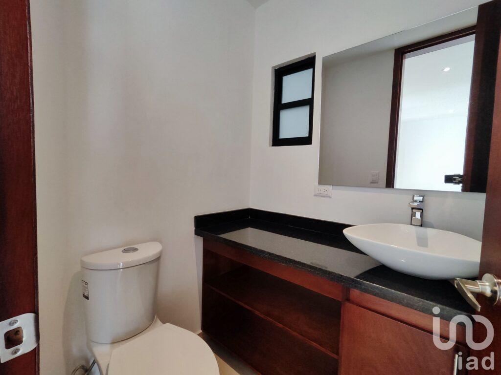 Casa Moderna en Fraccionamiento Cerrado con Acabados de Lujo - Zona Mayorazgo