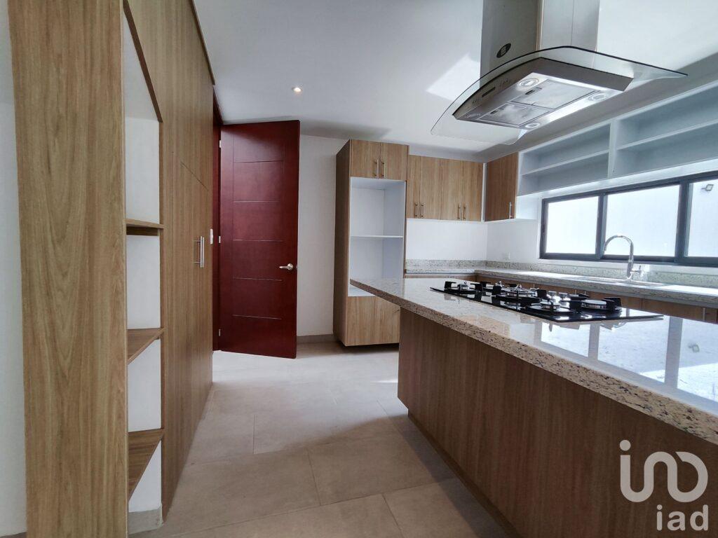 Casa Moderna en Fraccionamiento Cerrado con Acabados de Lujo - Zona Mayorazgo