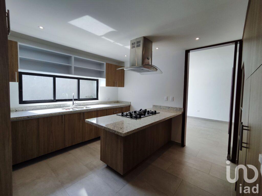 Casa Moderna en Fraccionamiento Cerrado con Acabados de Lujo - Zona Mayorazgo