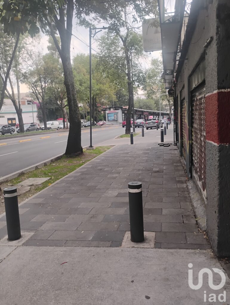 Terreno con construcción en Insurgentes Sur a un costado del Metrobús Santa Úrsula Xitla, uso mixto.