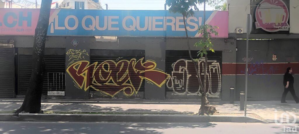 Terreno con construcción en Insurgentes Sur a un costado del Metrobús Santa Úrsula Xitla, uso mixto.