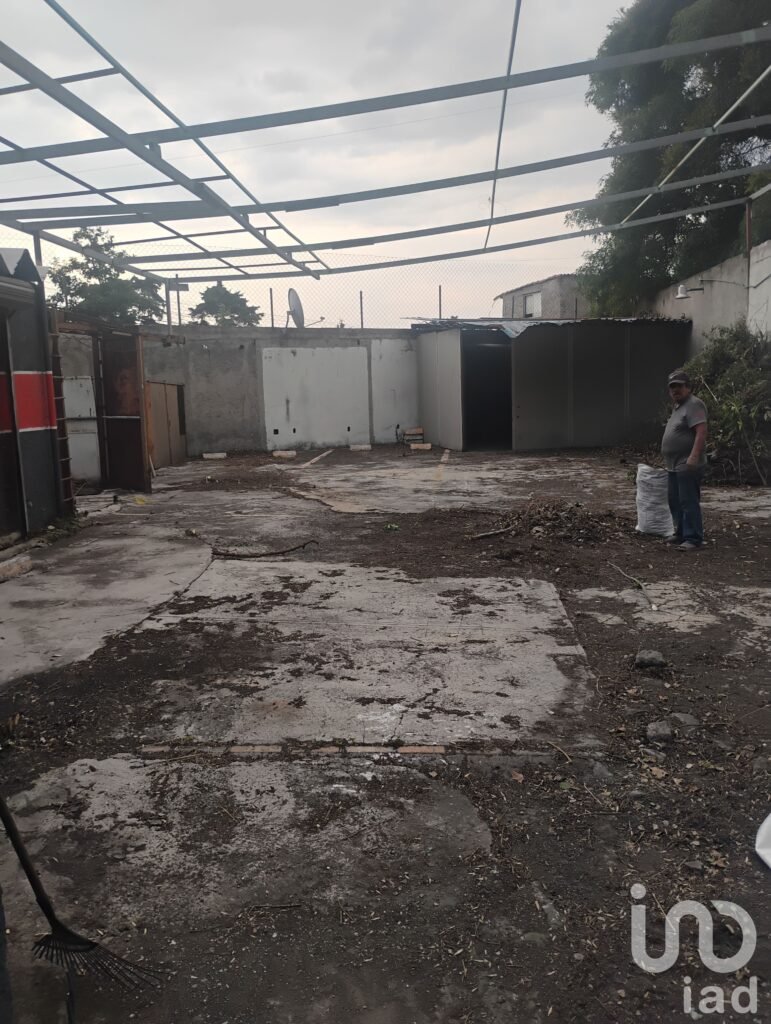 Terreno con construcción en Insurgentes Sur a un costado del Metrobús Santa Úrsula Xitla, uso mixto.