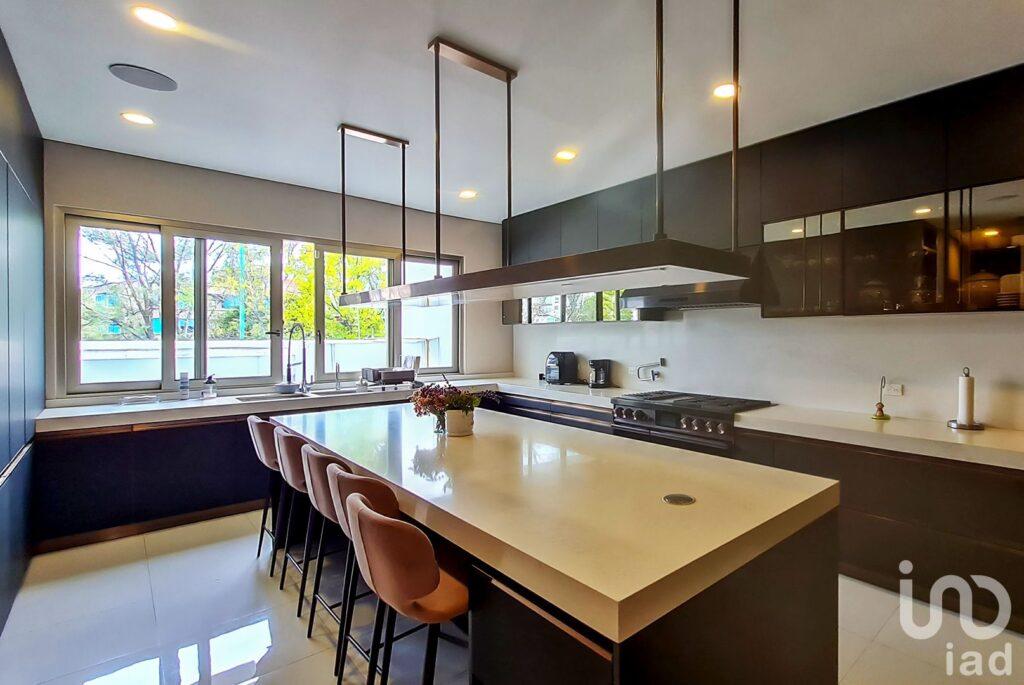 EXCLUSIVA RESIDENCIA CON LUJO ITALIANO EN EL CORAZÓN DE BOSQUE DE LAS LOMAS.