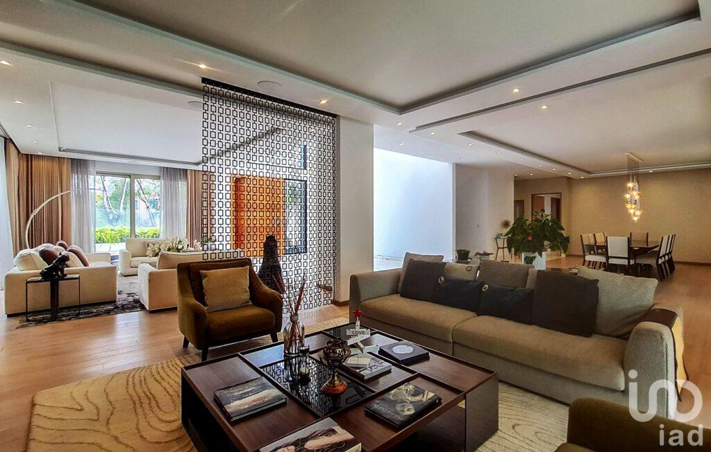 EXCLUSIVA RESIDENCIA CON LUJO ITALIANO EN EL CORAZÓN DE BOSQUE DE LAS LOMAS.