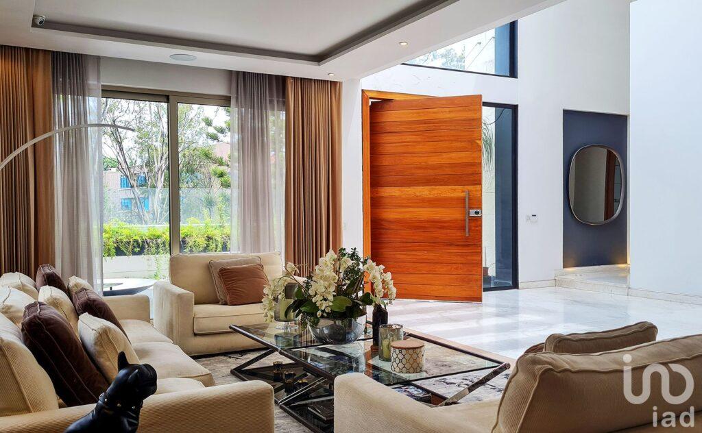 EXCLUSIVA RESIDENCIA CON LUJO ITALIANO EN EL CORAZÓN DE BOSQUE DE LAS LOMAS.