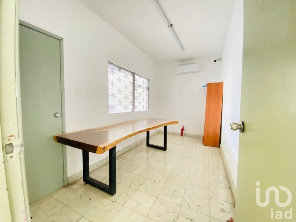 CASA en  RENTA a una Calle del Parque de la Plancha, Centro, Mérida.