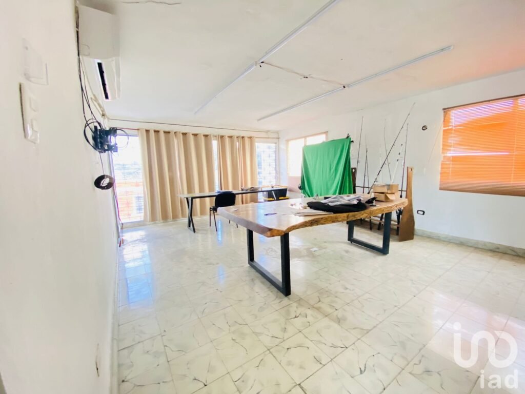 CASA en  RENTA a una Calle del Parque de la Plancha, Centro, Mérida.