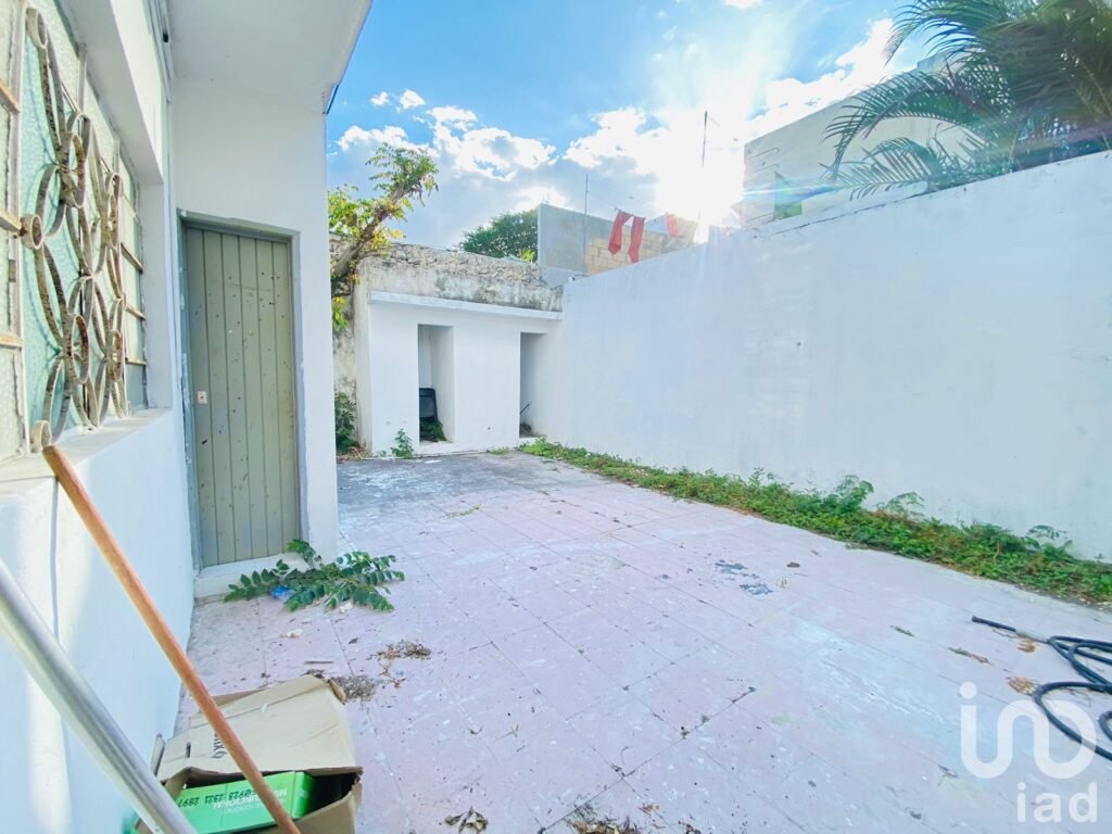 CASA en  RENTA a una Calle del Parque de la Plancha, Centro, Mérida.