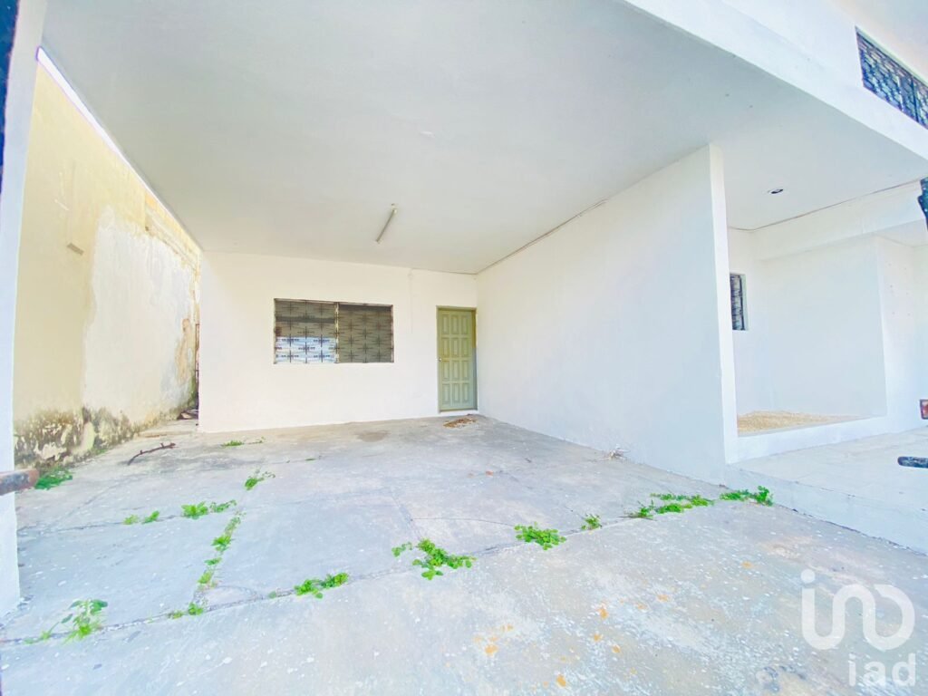 CASA en  RENTA a una Calle del Parque de la Plancha, Centro, Mérida.