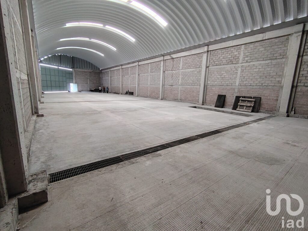 BODEGA EN RENTA CON TERRENO Y OFICINAS SOBRE AV.PRINCIPAL. ZONA ZUMPANGO