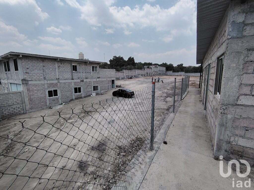 BODEGA EN RENTA CON TERRENO Y OFICINAS SOBRE AV.PRINCIPAL. ZONA ZUMPANGO