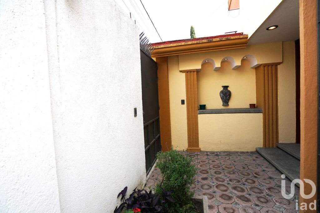 CASA EN VENTA CON 4 HABITACIONES Y JARDIN, ZONA UDLAP.