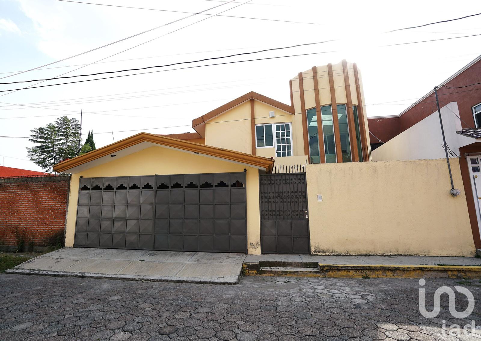 CASA EN VENTA CON 4 HABITACIONES Y JARDIN, ZONA UDLAP.