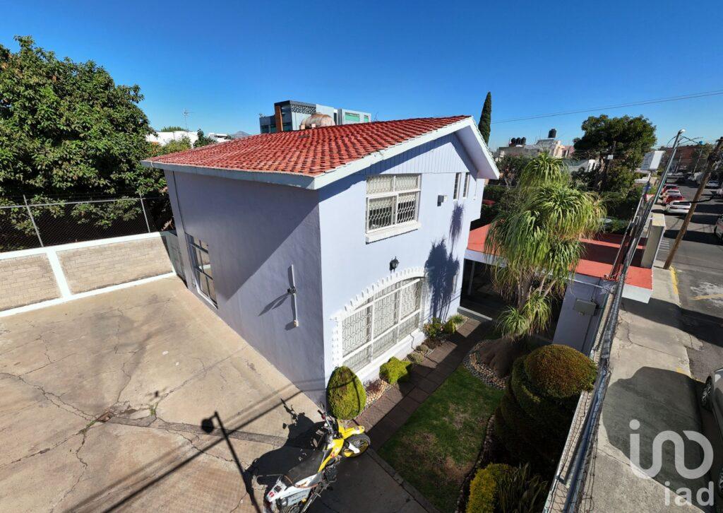 Casa en Nueva Chapultepec (en esquina), Morelia, Michoacán.