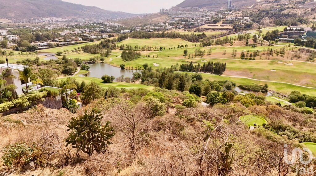Terreno Residencial dentro del Club de Golf Tres Marías, con vista al campo.