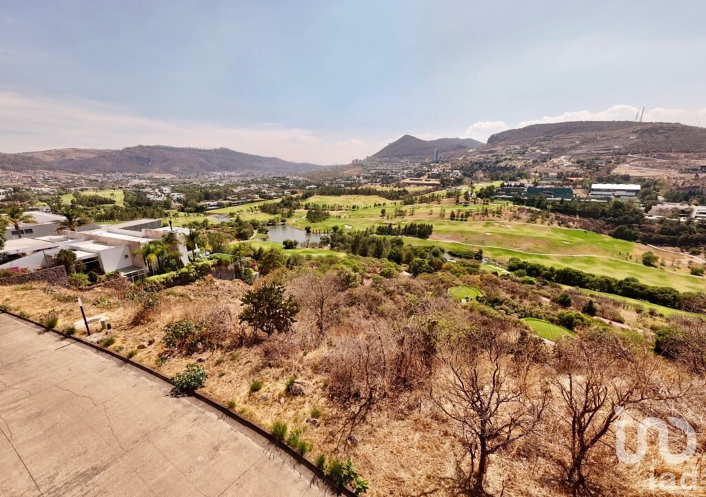 Terreno Residencial dentro del Club de Golf Tres Marías, con vista al campo.