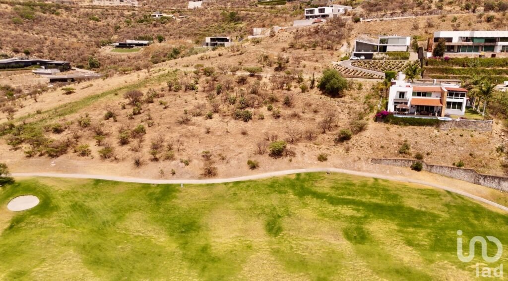 Terreno Residencial dentro del Club de Golf Tres Marías, con vista al campo.