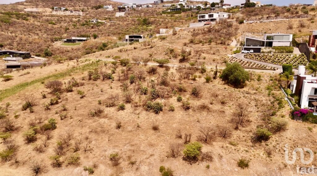 Terreno Residencial dentro del Club de Golf Tres Marías, con vista al campo.