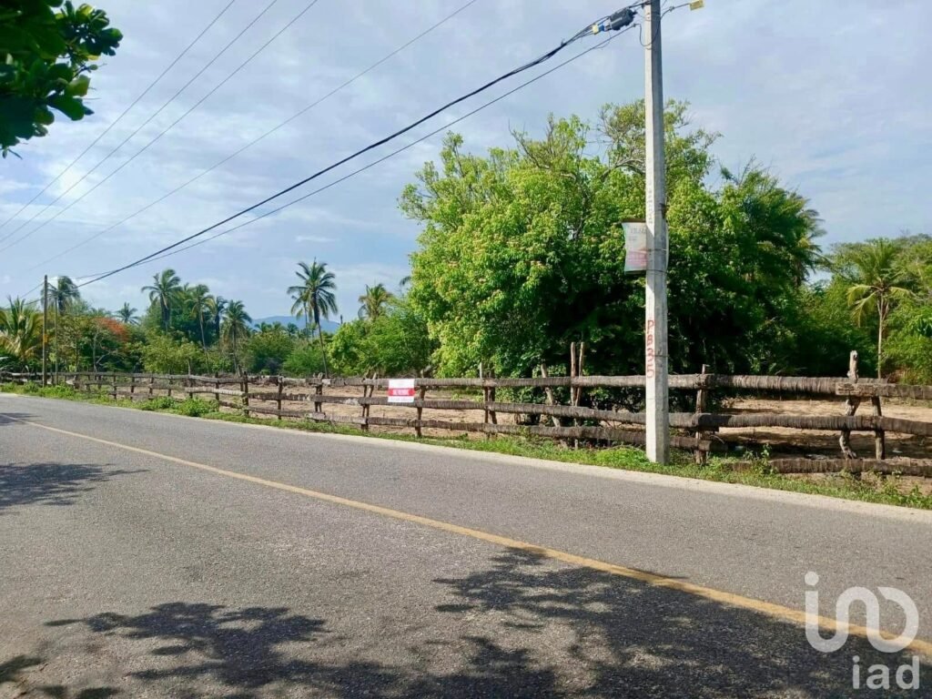 Terreno uso de suelo mixto, cerca de Ixtapa Zihuatanejo