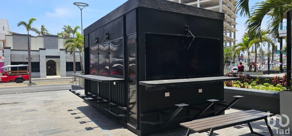 Se renta kiosko comercial en Plaza Camino al Mar, Mazatlán, Sinaloa.
