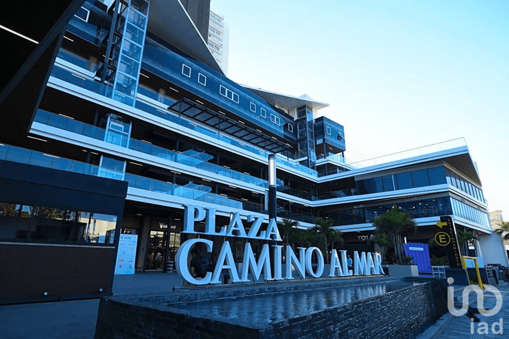 Se renta local comercial en Plaza Camino al Mar, Mazatlán, Sinaloa.