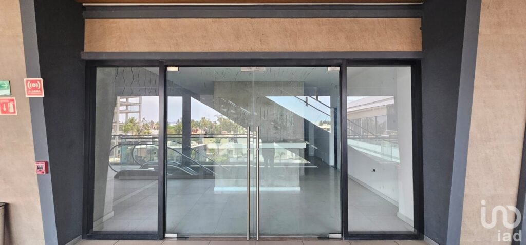 Se renta local comercial en Plaza Camino al Mar, Mazatlán, Sinaloa.