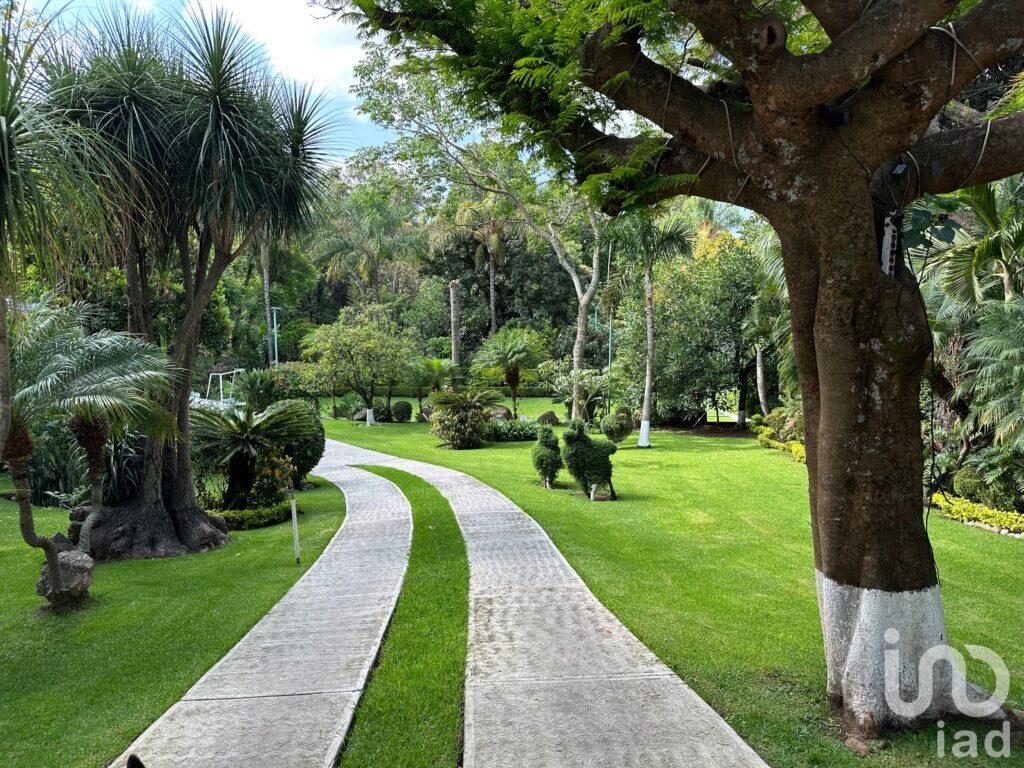 Venta de casa en terreno 3822 m2 en Rancho de Cortes, Cuernavaca