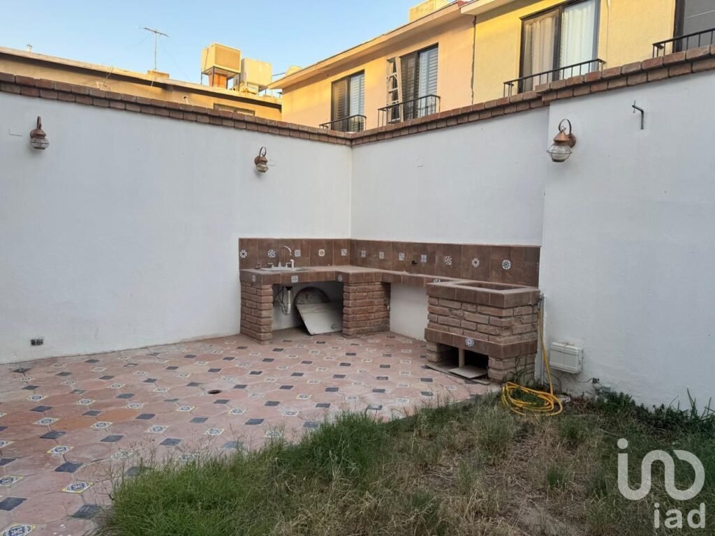 CASA EN VENTA EN LOS MANANTIALES