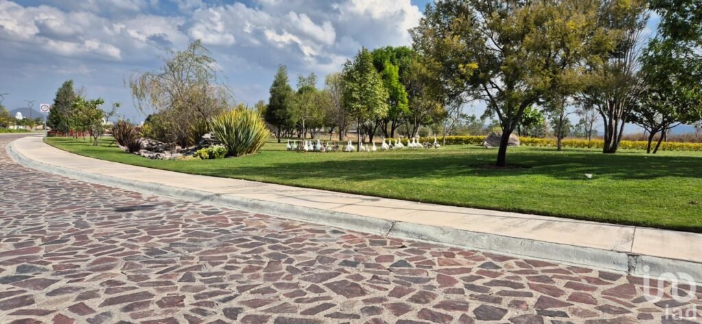 TERRENO EN VENTA QUERETARO EN EL FARO DE LOS CISNES CON CLUB HIPICO, LAGO  Y CASCADAS