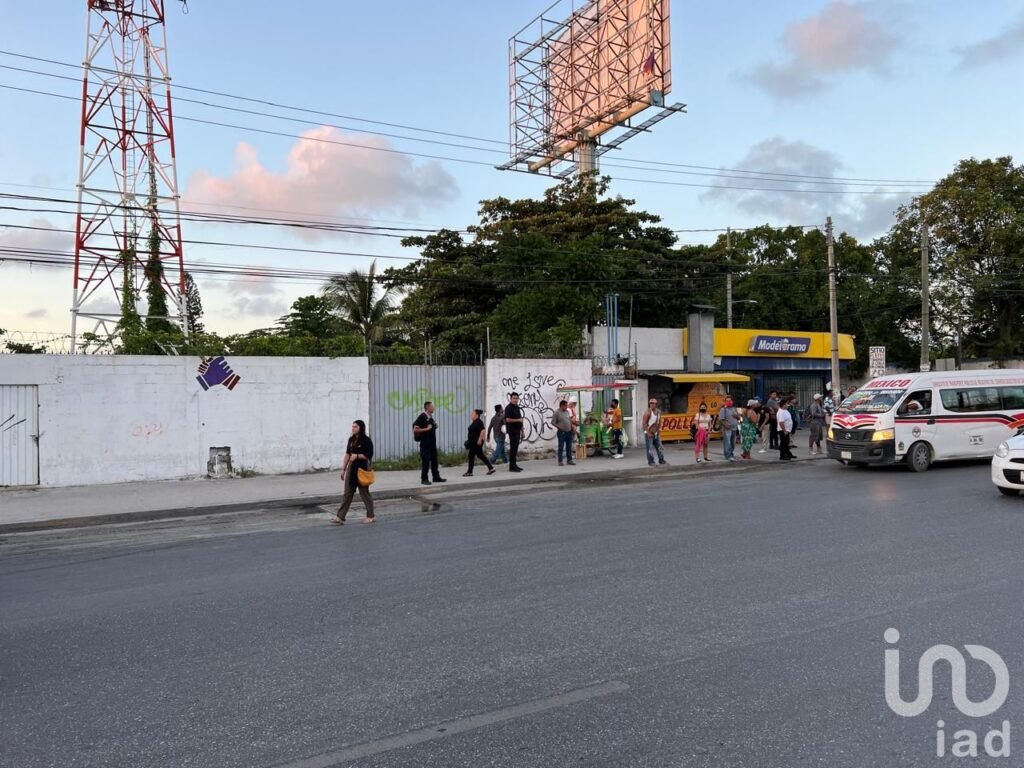 EN RENTA TERRENO EN Av. LOPEZ PORTILLO CON TULUM EN CANCUN, Q.ROO