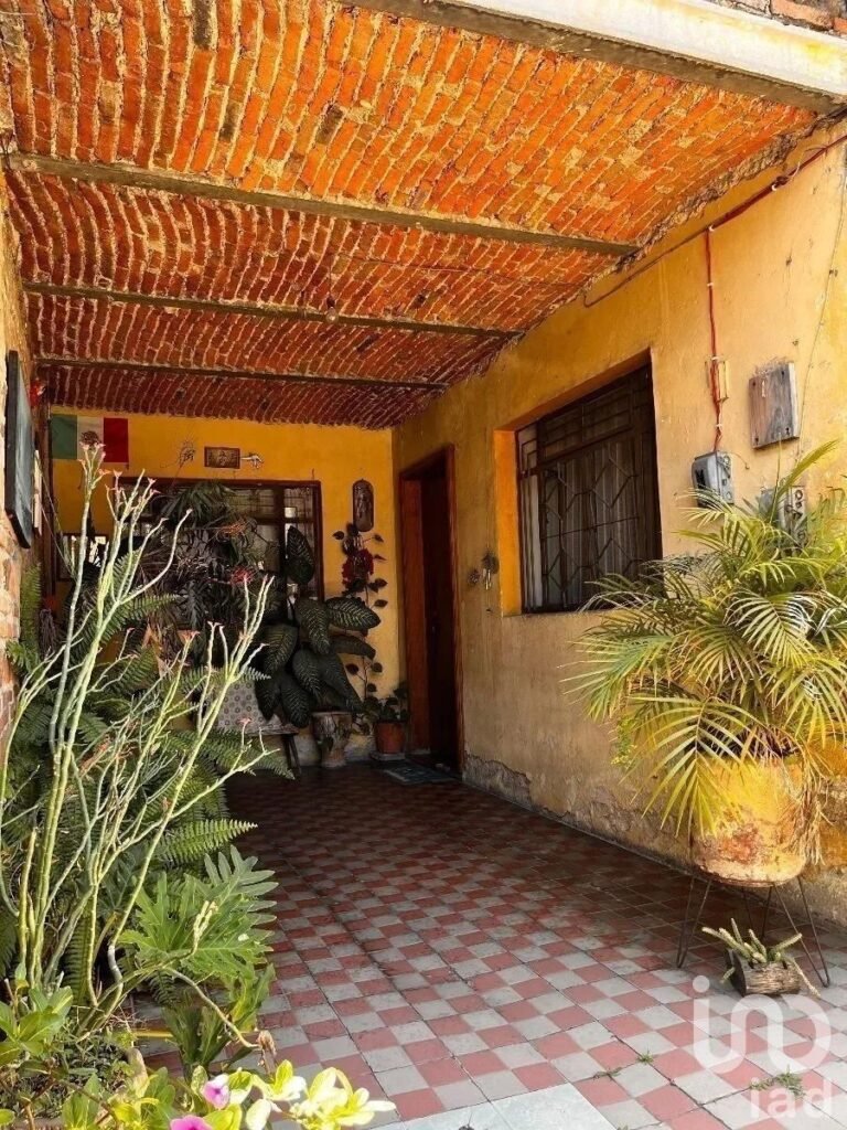 Casa en Venta en Zapopan, Centro,  Zapopan, Jalisco  Se ofrece como terreno