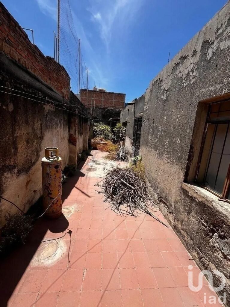 Casa en Venta en Zapopan, Centro,  Zapopan, Jalisco  Se ofrece como terreno