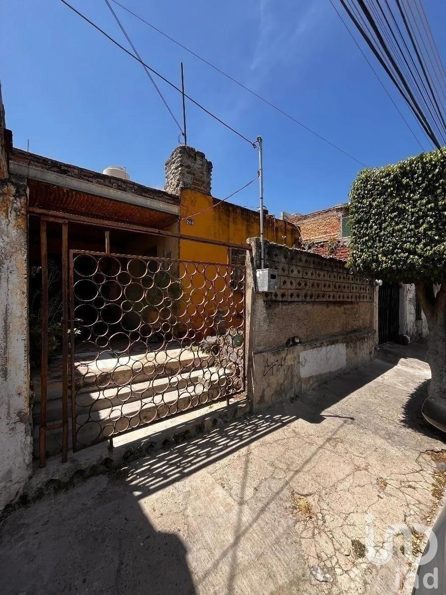 Casa en Venta en Zapopan, Centro,  Zapopan, Jalisco  Se ofrece como terreno
