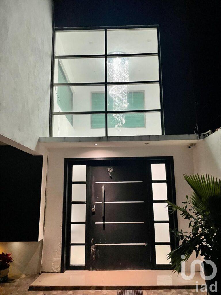 VENDO CASA CON ALBERCA EN LA SM.59, CANCUN, Q.ROO