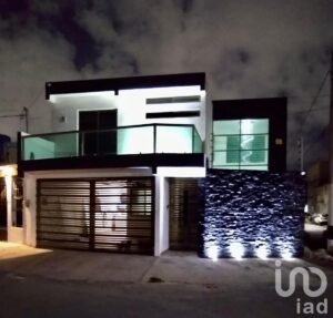 VENDO CASA CON ALBERCA EN LA SM.59, CANCUN, Q.ROO