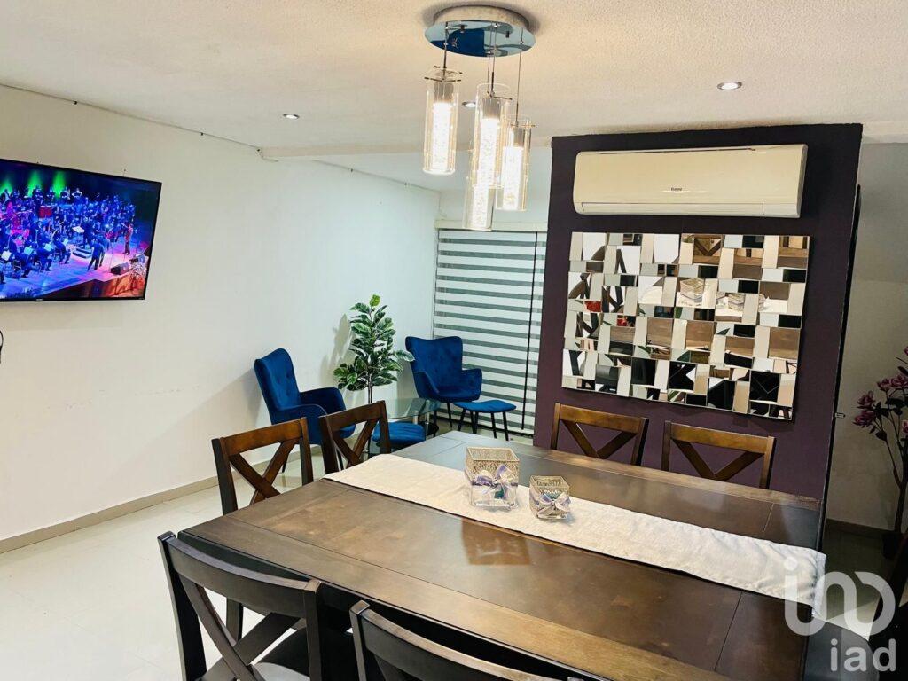 VENDO CASA CON ALBERCA EN LA SM.59, CANCUN, Q.ROO