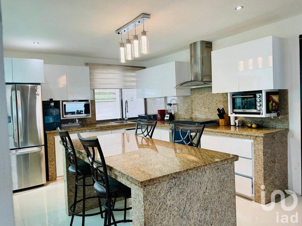 VENDO CASA CON ALBERCA EN LA SM.59, CANCUN, Q.ROO