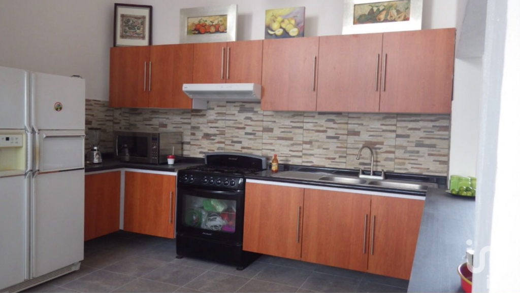 CASA EN VENTA CON USO DE SUELO COMERCIAL Y HABITACIONAL EN CUCHILLA DE PADIERNA - TLALPAN, CDMX