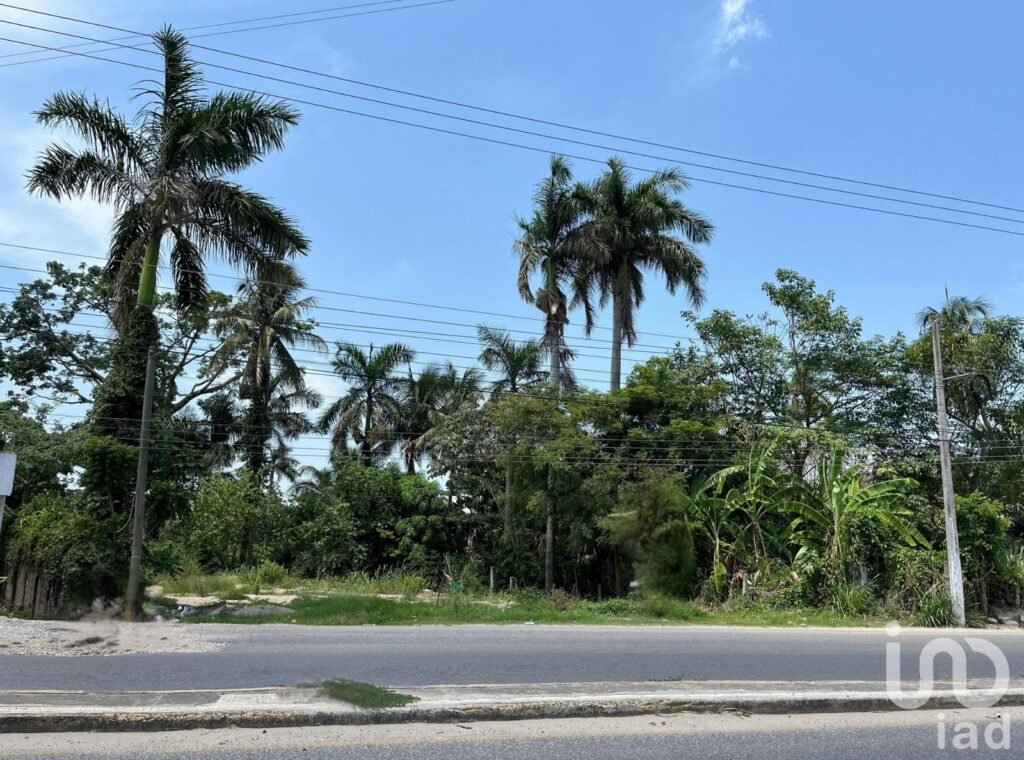 Terreno en zona Comercial de 600 m² a Pie de Carretera en La Isla, Km 3.8