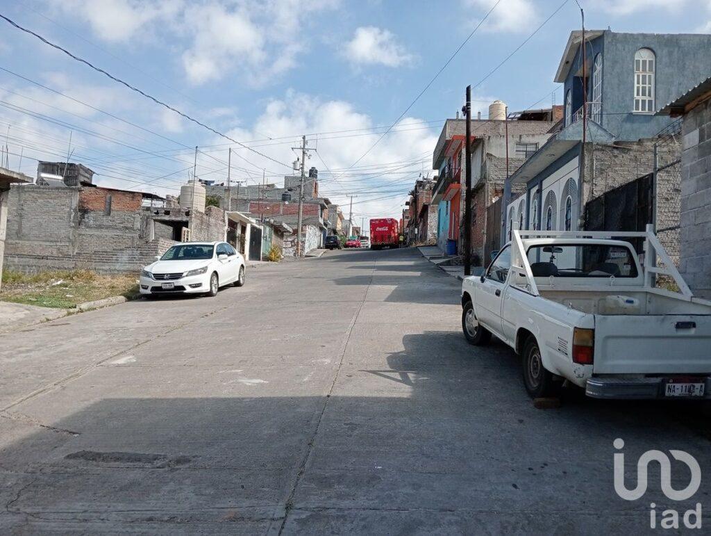 SE VENDE CASA MUY CERCA DEL LIBRAMIENTO POR LAS TIJERAS Y CRUCERO A CHARO