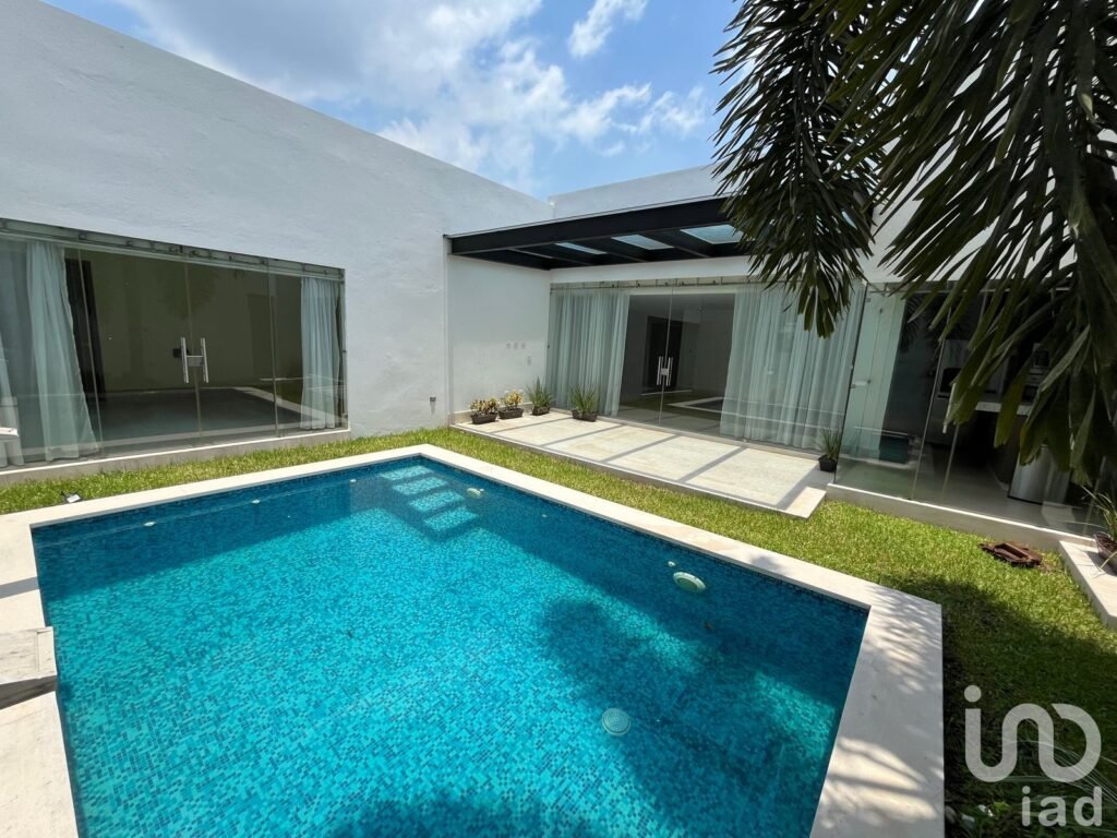 Casa en Renta en Residencial el Country con alberca propia y en esquina